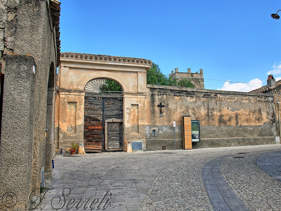 vecchio portone serdiana